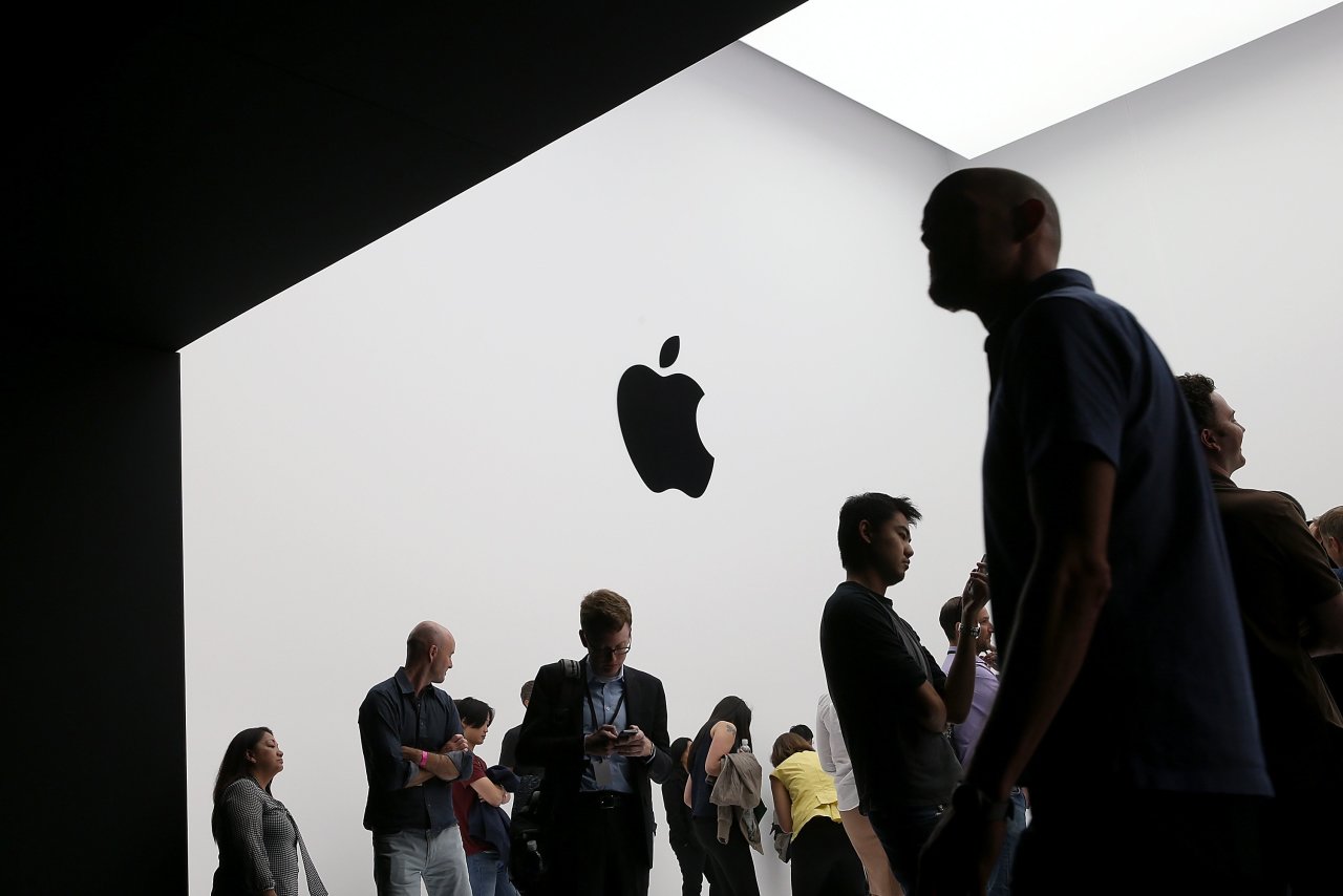 Apple Targets Augmented, Virtual Reality With Hiring, Acquisition ...